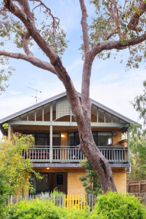 Pet Friendly Family Favourite - Kangaroo and Fairway Views with Air Con, Dunsborough